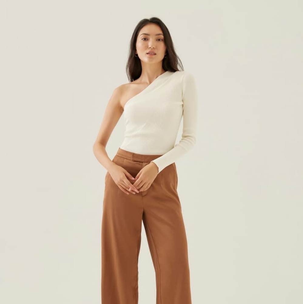 Love bonito white asymmetrical top